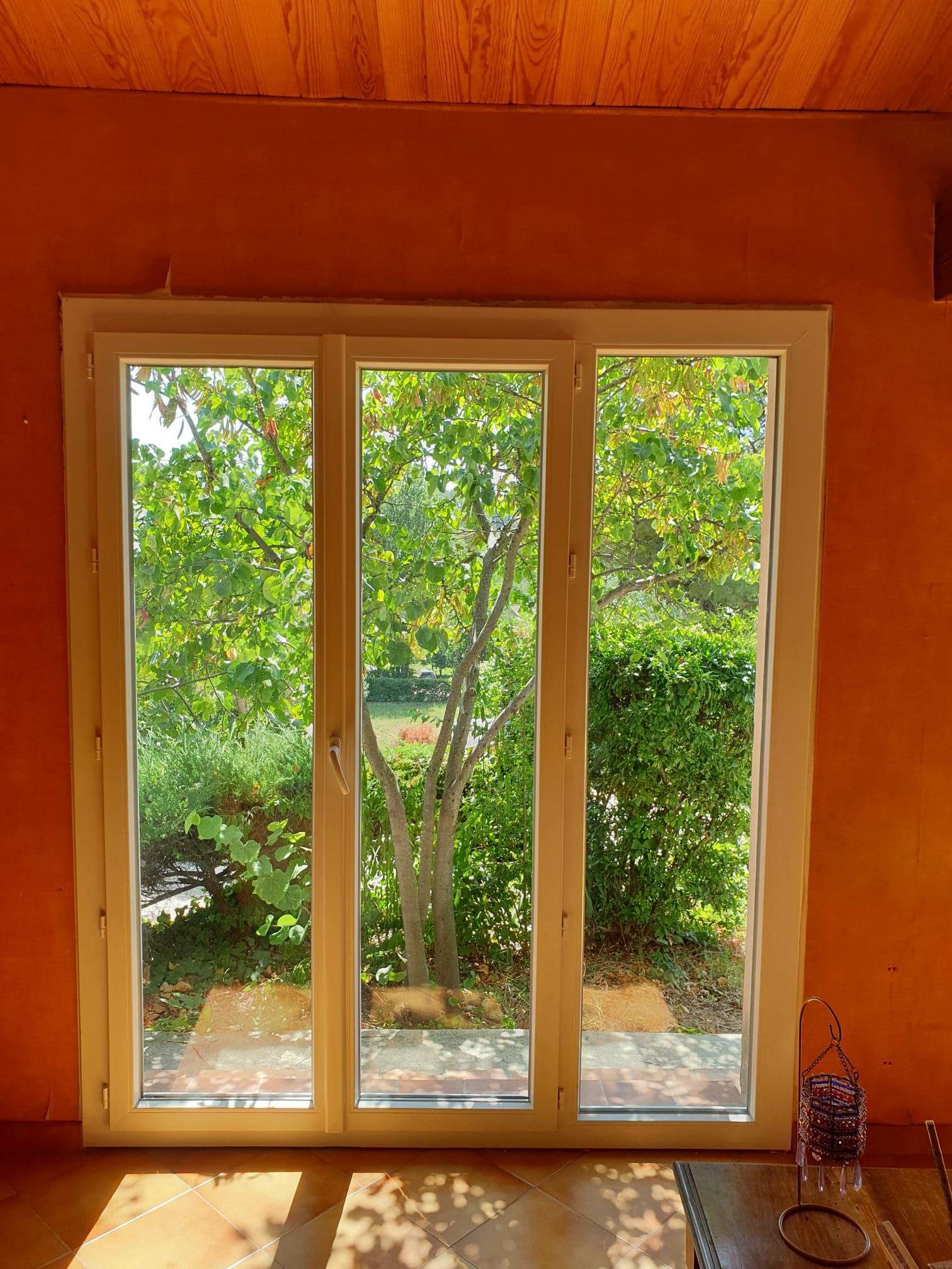 Fenêtre battante aluminium avec vue jardin – Ets Cardi Marseille