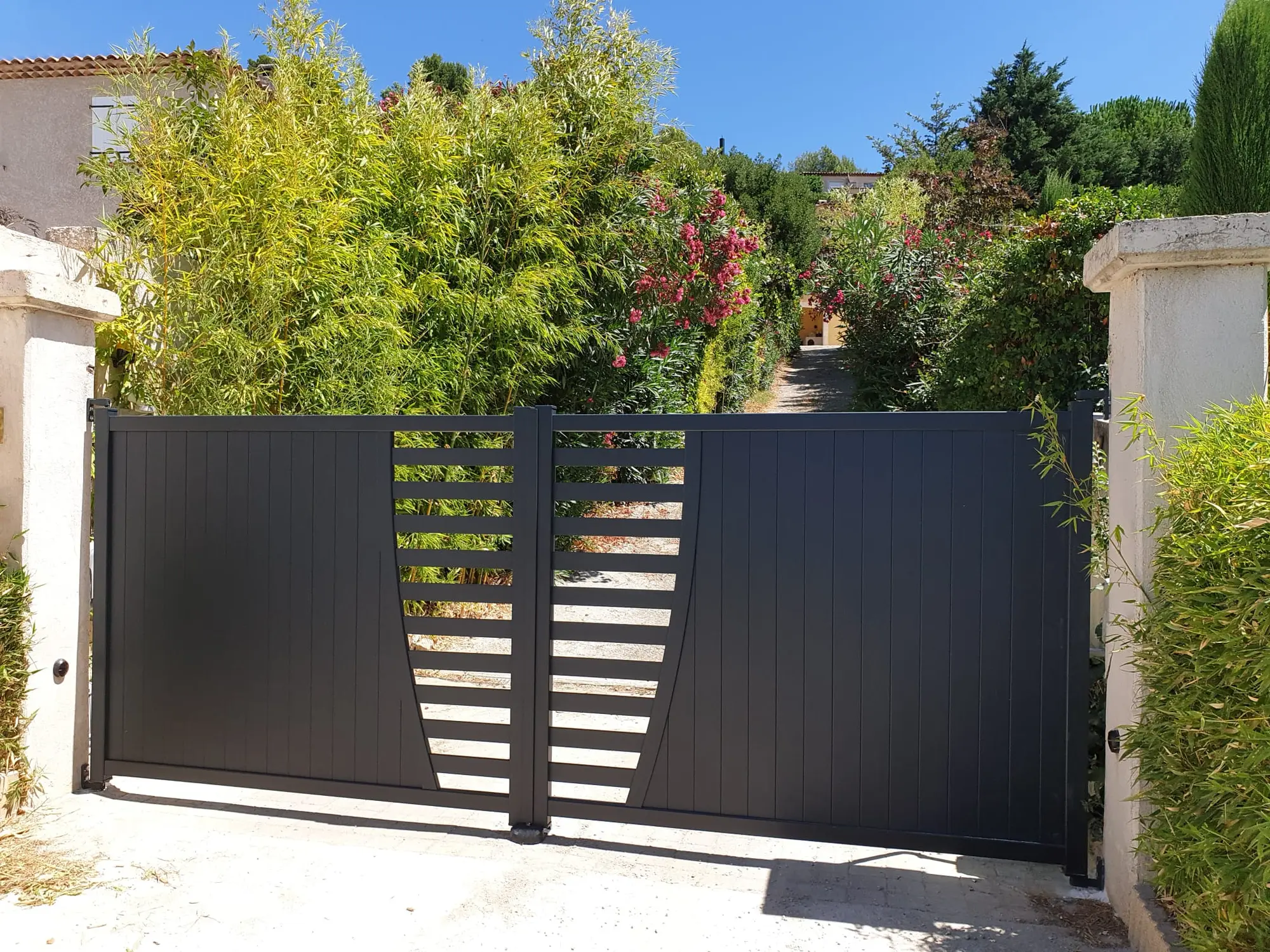Portail battant noir installé par Cardi Fermetures à Marseille
