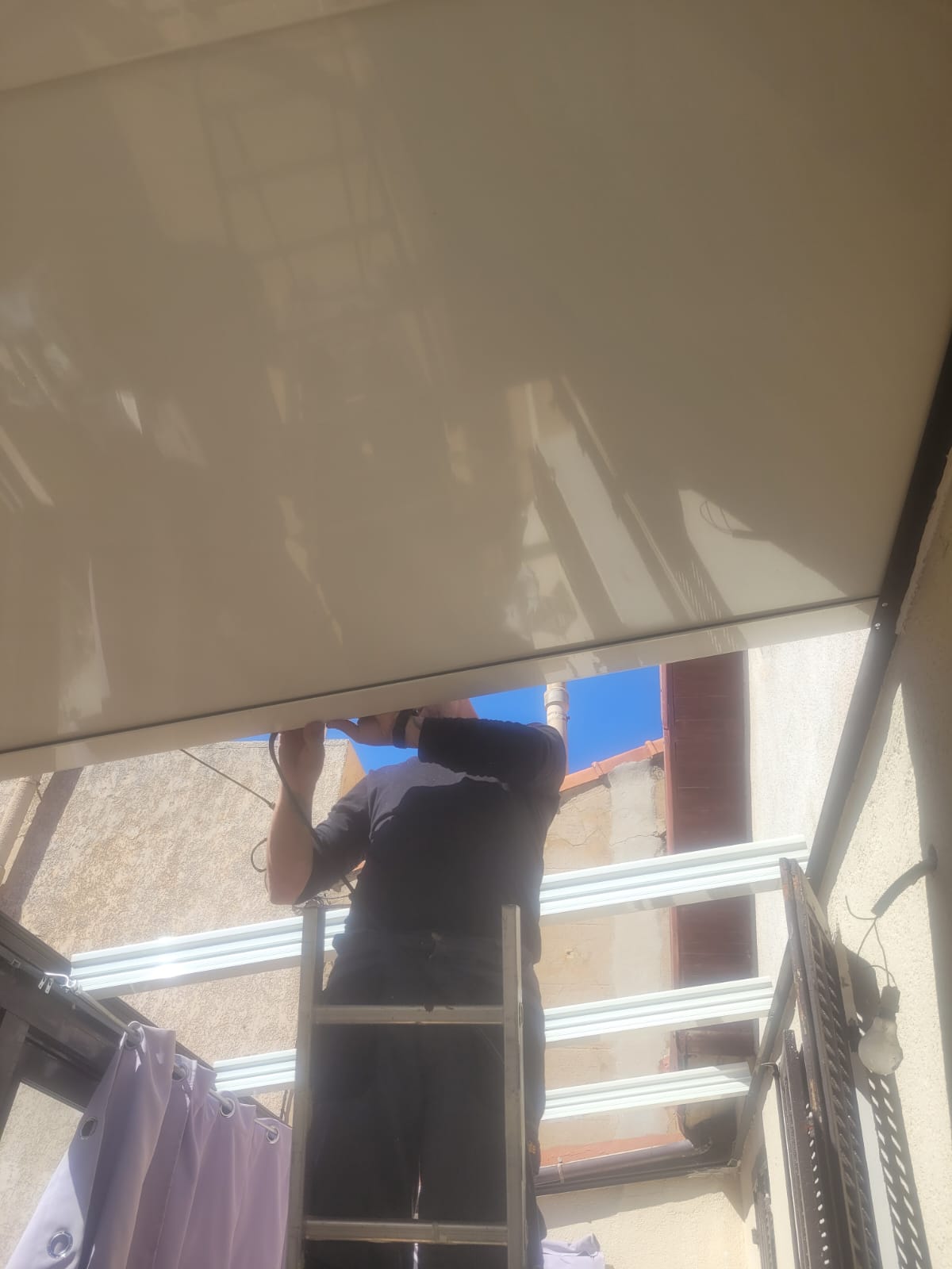 Installation d'une pergola en aluminium dans un jardin par Ets Cardi