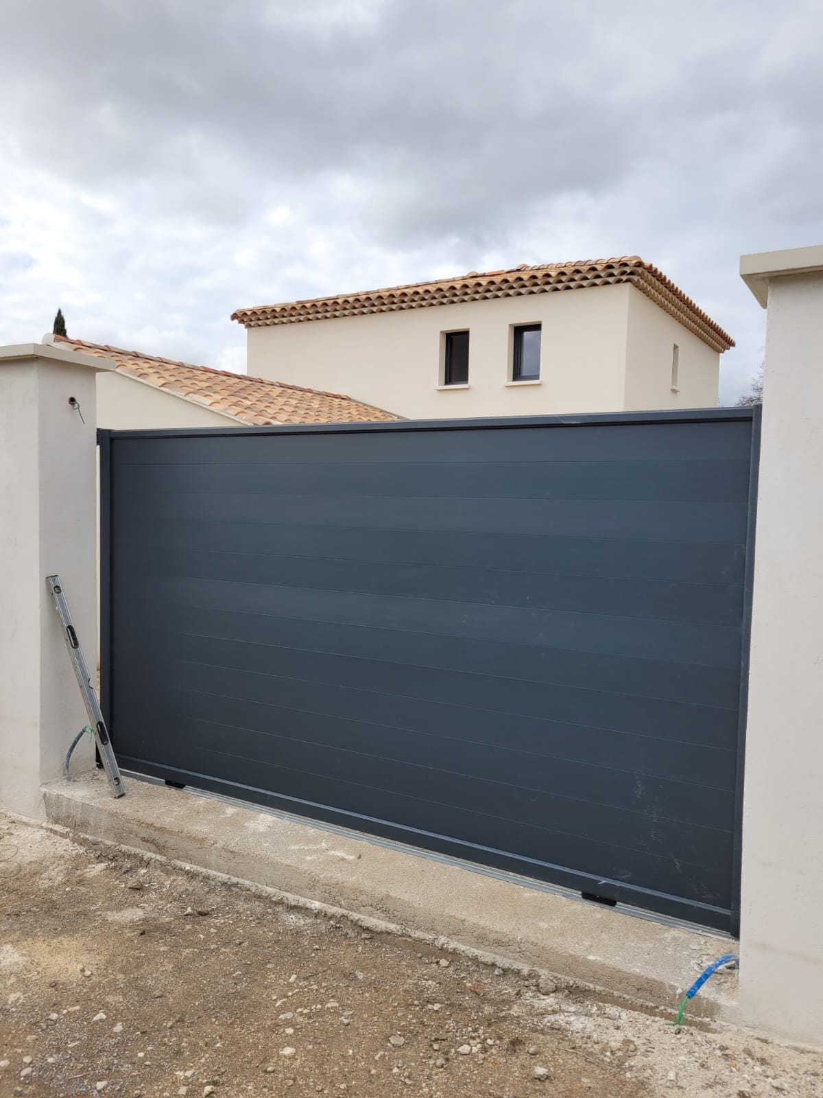 Portail coulissant aluminium gris installé par Ets Cardi à Marseille